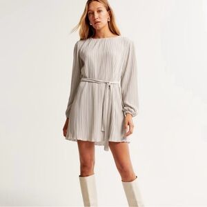 Abercrombie & Fitch long sleeve tie waist pleated dress